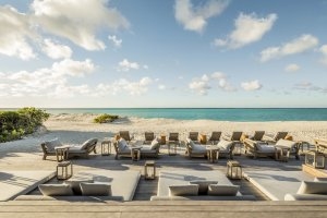 sitzgelegenheiten am sand strand vom luxuriösen designer hotel und resort como parrot cay auf den turks- und caicoinseln in der karibik mit meerblick